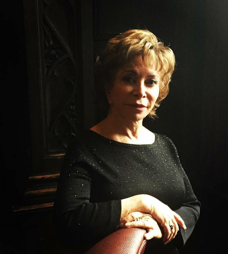 Isabel Allende fondo negro.jpeg