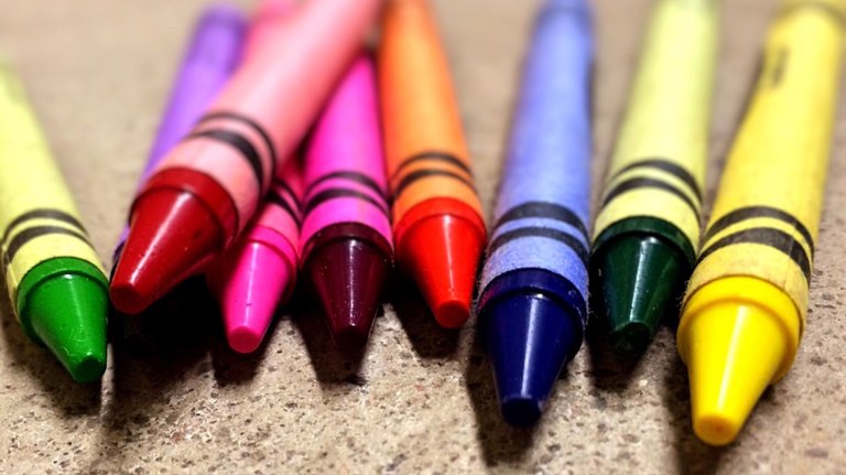 crayons-879973.jpg