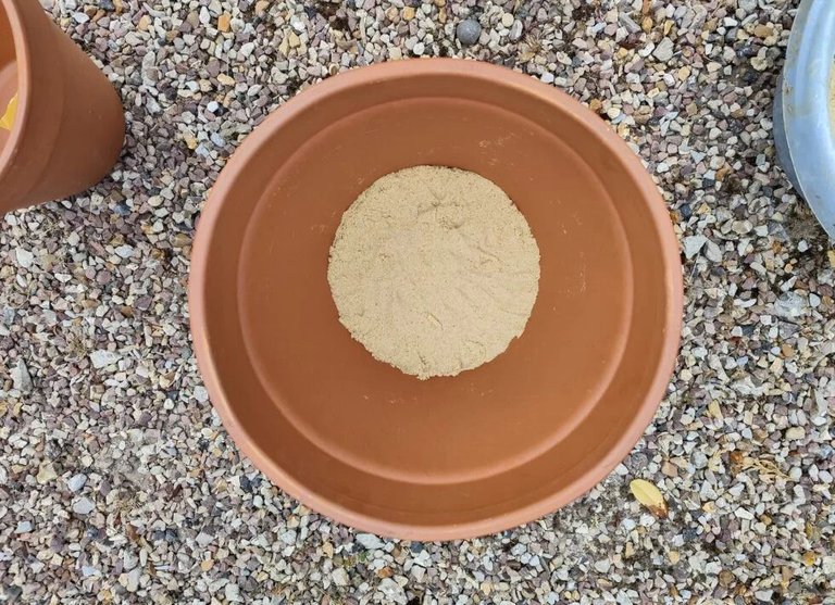 sable dans grand pot frigo du désert.jpg