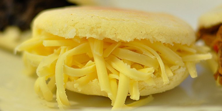Arepa con queso amarillo.jpg