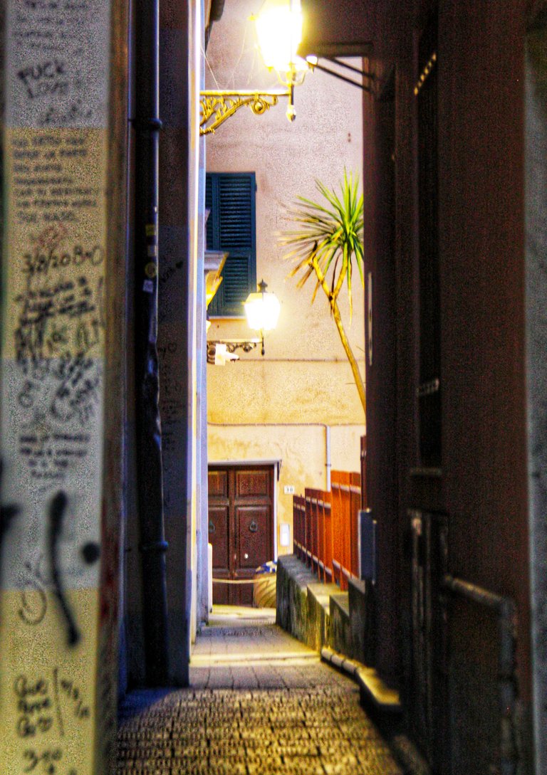 Narrow enough alley for @mipiano?
