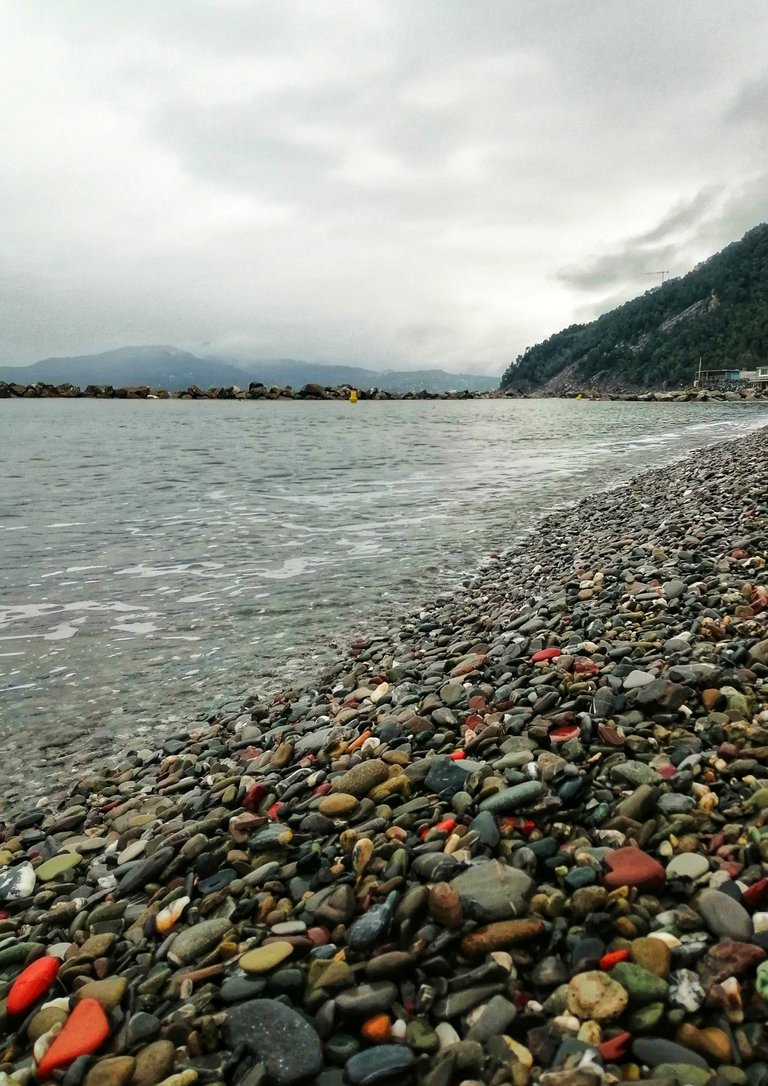 Stony beach (x @mipiano)