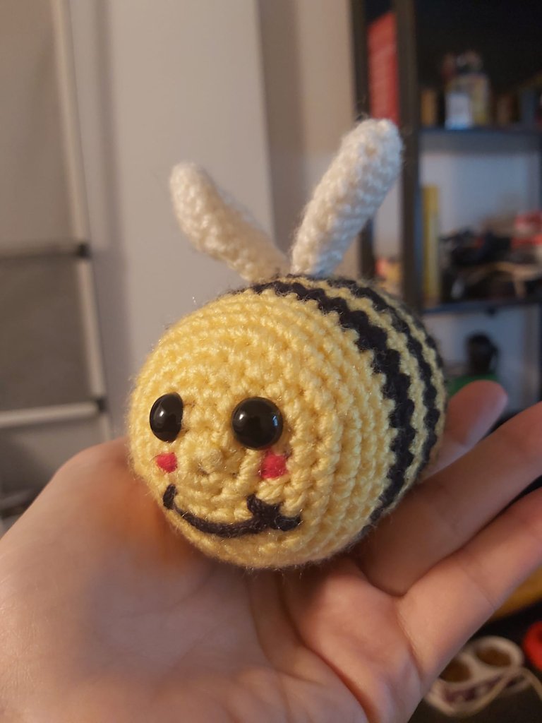 abeja amigurumi.jpeg