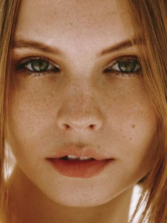 chica con pecas.jpg