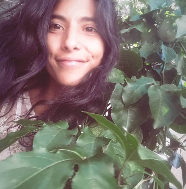 This is me, really happy with my garden // Esta soy yo, muy feliz con mi mata de parchita