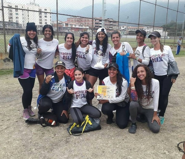 Con mi equipo luego de lesionarme recibiendo nuestro premio de 1er. Lugar, 2020 - Yo soy la de gorra blanca