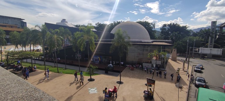 Planetario frente al Jardín Botánico