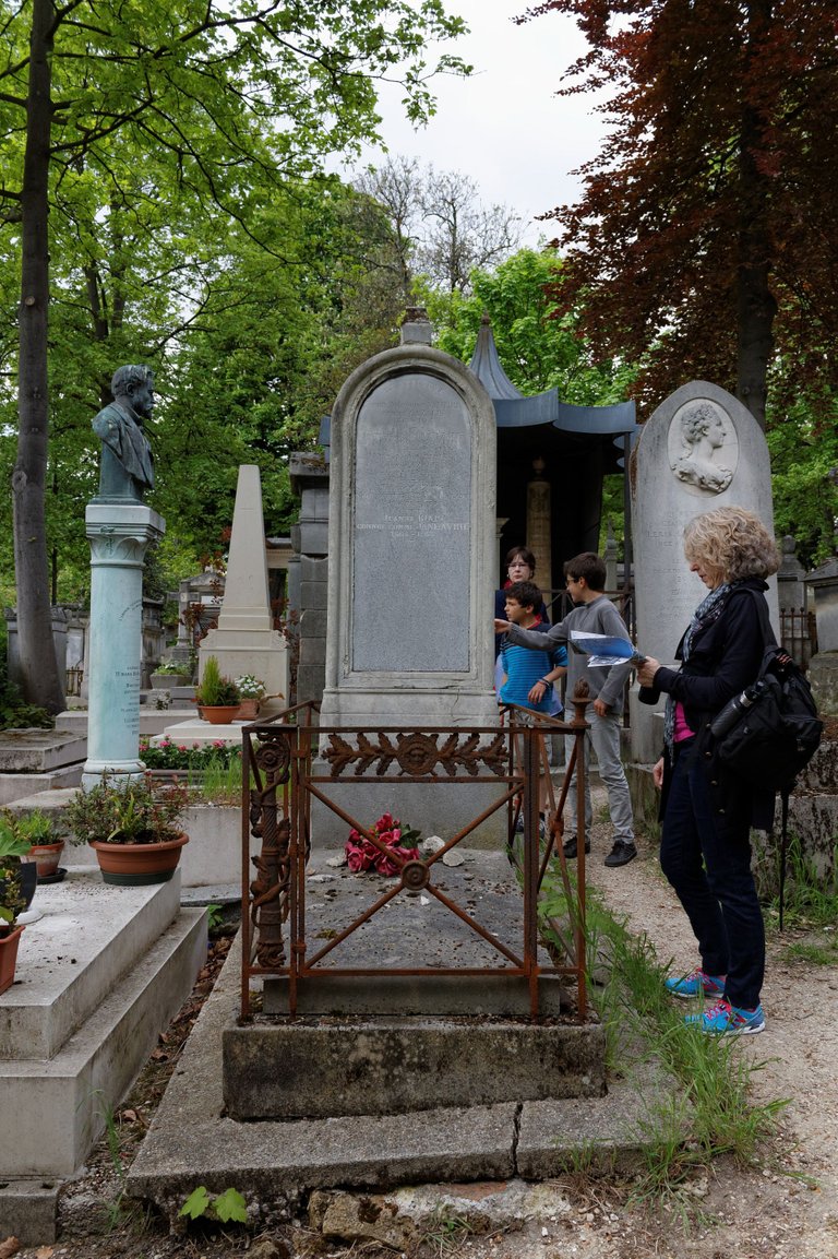 Père-Lachaise_-_Division_19_-_Jane_Avril_01.jpg