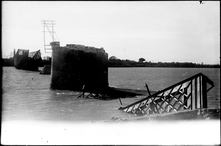 Le_pont_des_Lions_bombardé.jpeg