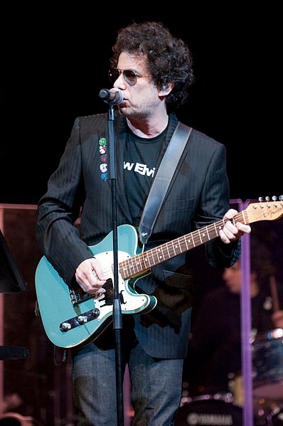 398px-Andrés_Calamaro_2009.05.06_004.jpg