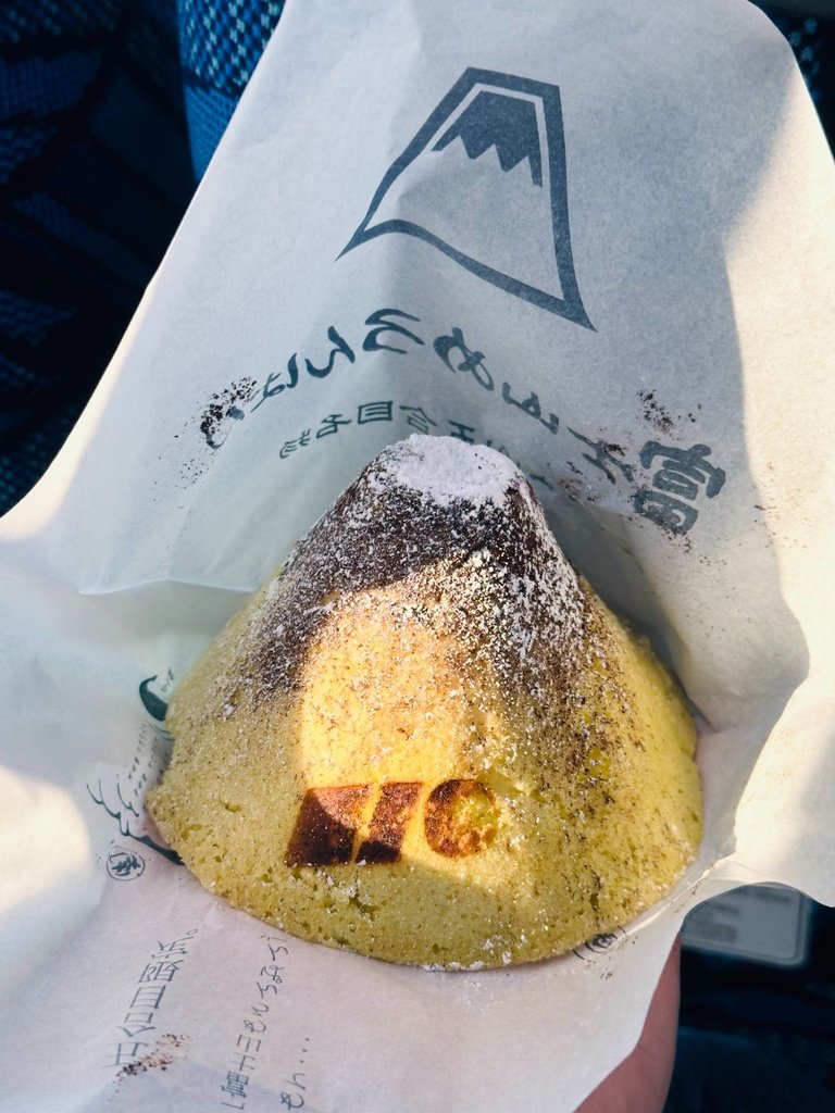 A cute little Mount Fuji melon pan. It didn't taste actually like melon lol but it was really good!