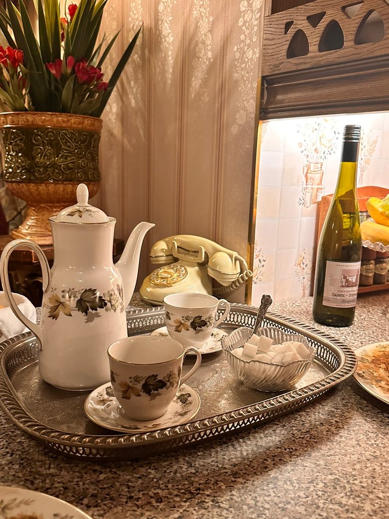 I am such a sucker for a nice kitchen and cute tea pot & cup sets. Makes me want to steal this. IT'S SO CUTE!!!!! 😖🤦‍♀️😭