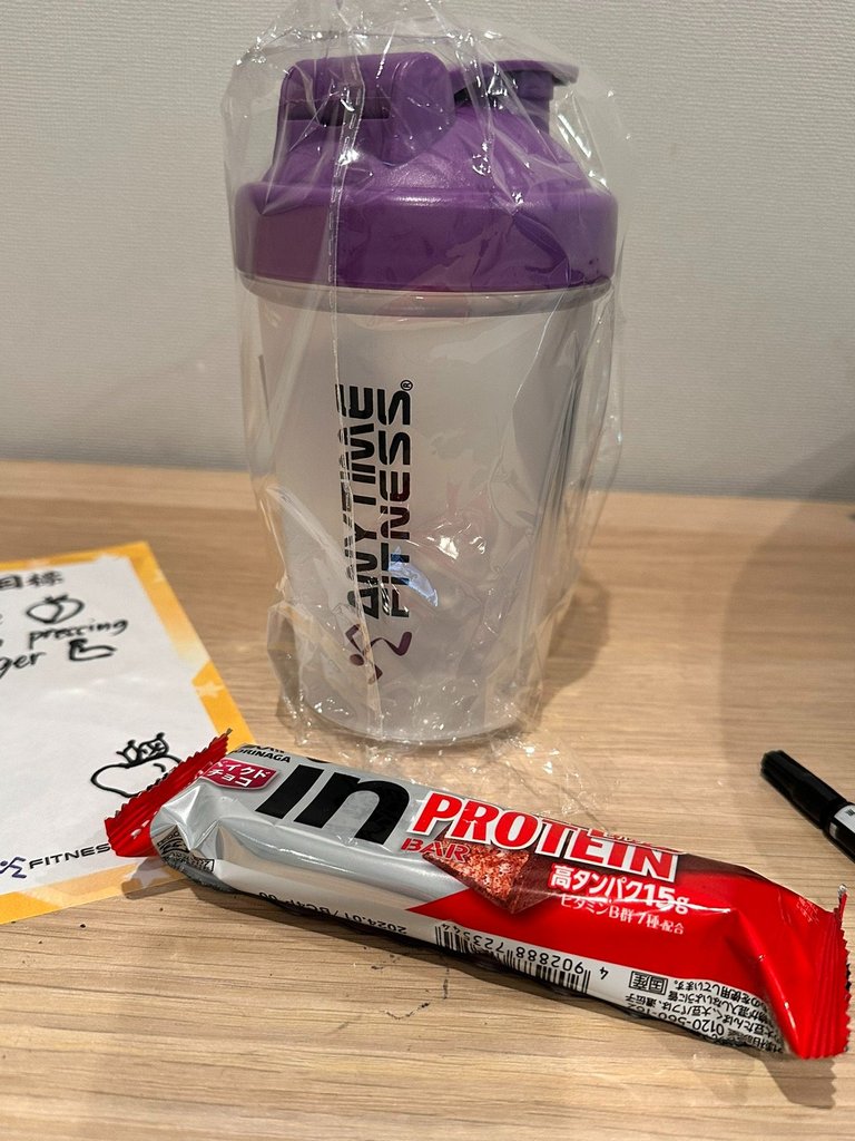 anytime fitness shaker, and protein bar. Was also able to get 2 bottles before and 1 bottle this time
