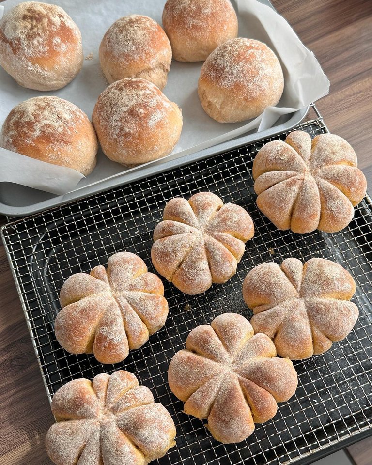 Pumpkin-shaped pandesal