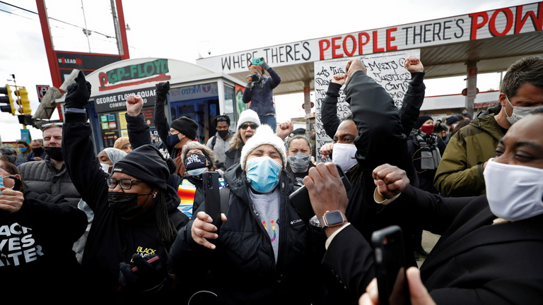 https://www.rt.com/usa/521816-george-floyd-square-protest