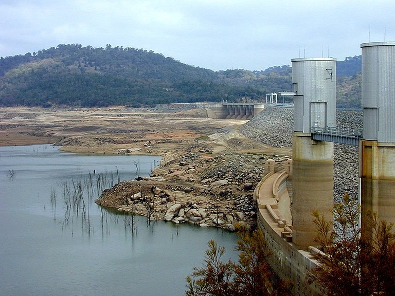 800px-Wyangala_Dam_31072003.jpg