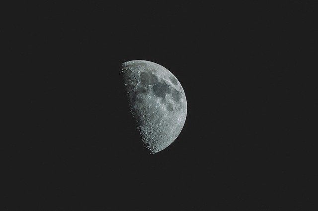 half-moon-1866821_640.jpg