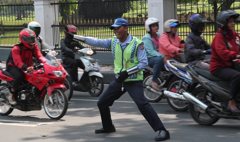 mahfud-si-polisi-cepek-yang-menghibur-pengendara-wFtyaR1iHu.jpg