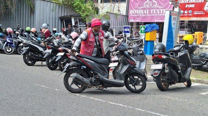 20240503-Aktivitas-salah-satu-juru-parkir-yang-menggunakan-rompi.jpg