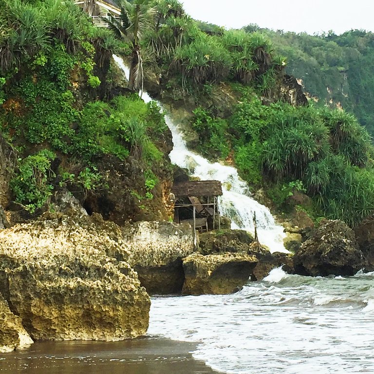 10 waterfalls at the end of the beach(1)(2).png