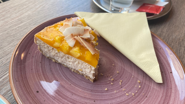 Cheesecake de coco con mango.png