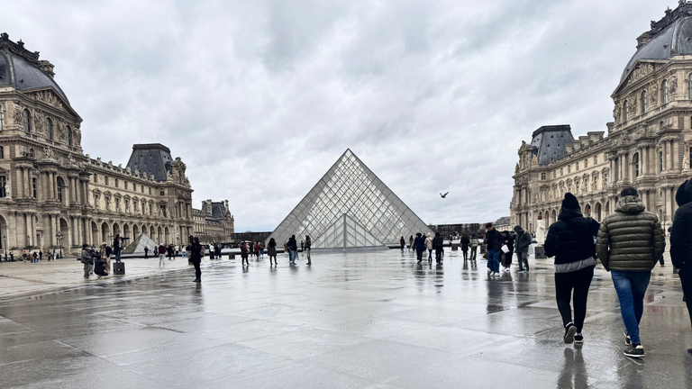 Entrada principal del Louvre.png