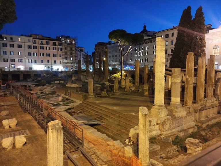 Largo di Torre Argentina