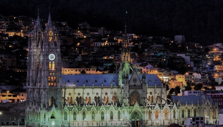 Basílica en la noche.jpg