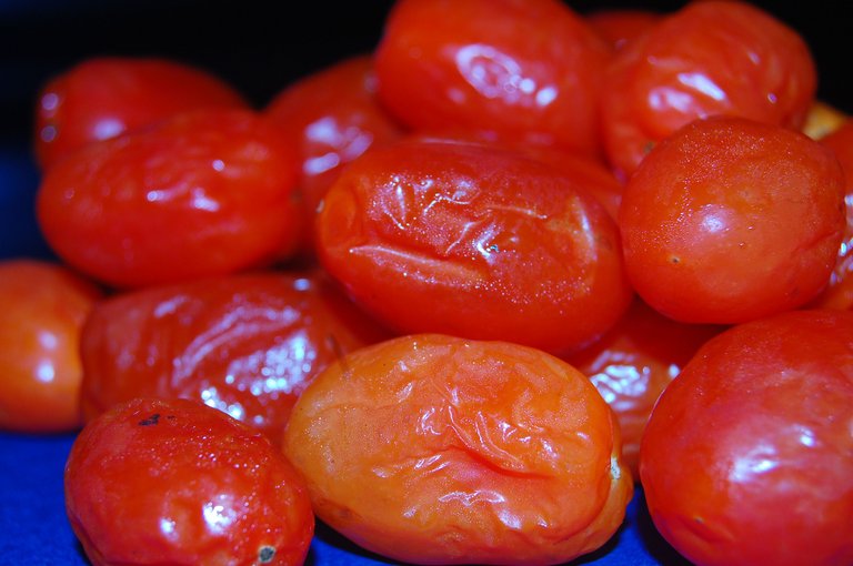 grape-tomatoes-on-dark-photos-spoiled-rotting-1318006.jpg