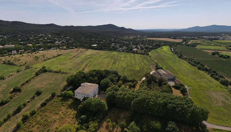 View to the east showing the domain and Chateau des Graves