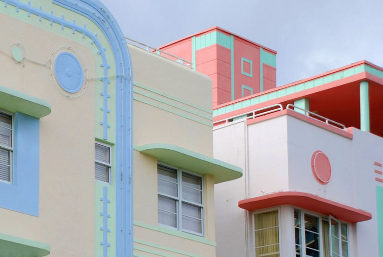 Art Deco architecture on the Ocean Drive in Miami (US).