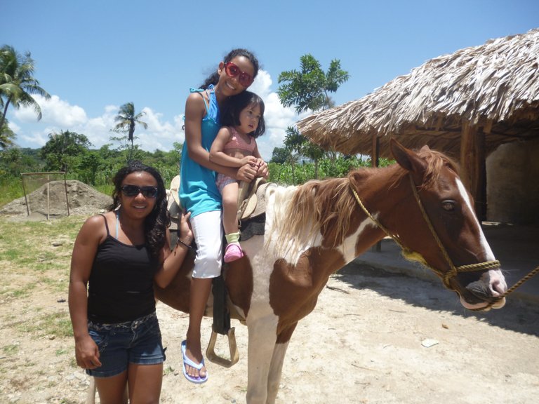 Junto a mis primas/Together with my cousins