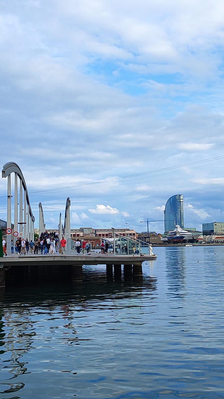 Puerto de Barcelona de día.jpg