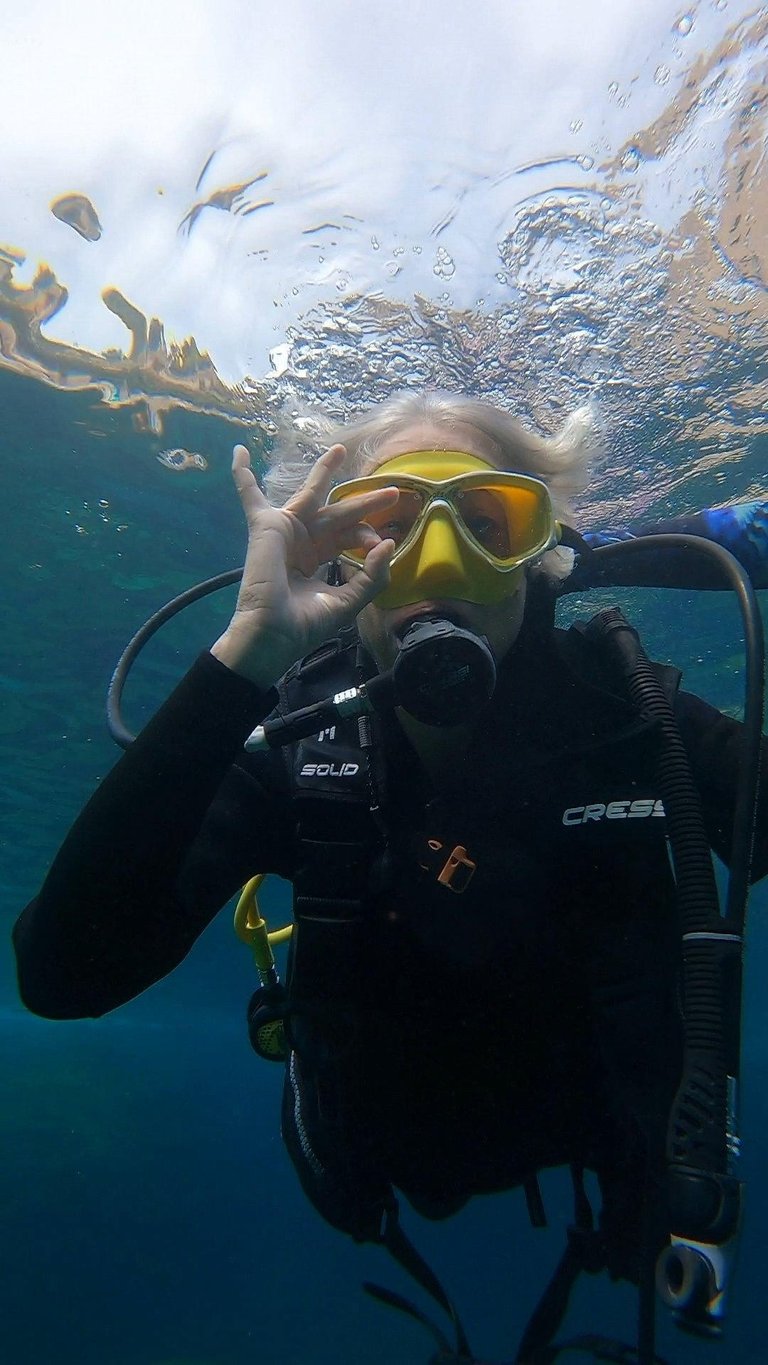 foto bajo el agua con la señal todo bien.jpg