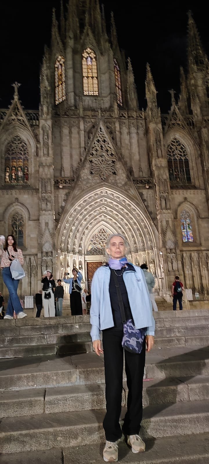 yo frente a catedral de Barcelona.jpg