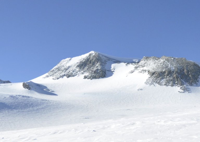 Mount_Vinson_from_NW_at_Vinson_Plateau_by_Christian_Stangl_(flickr).jpg