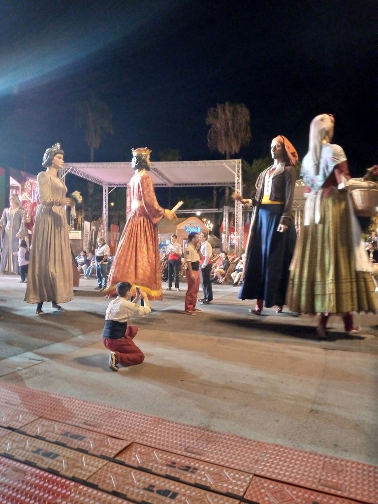 Trobada Gegants grupo con persona arrodillada.jpg
