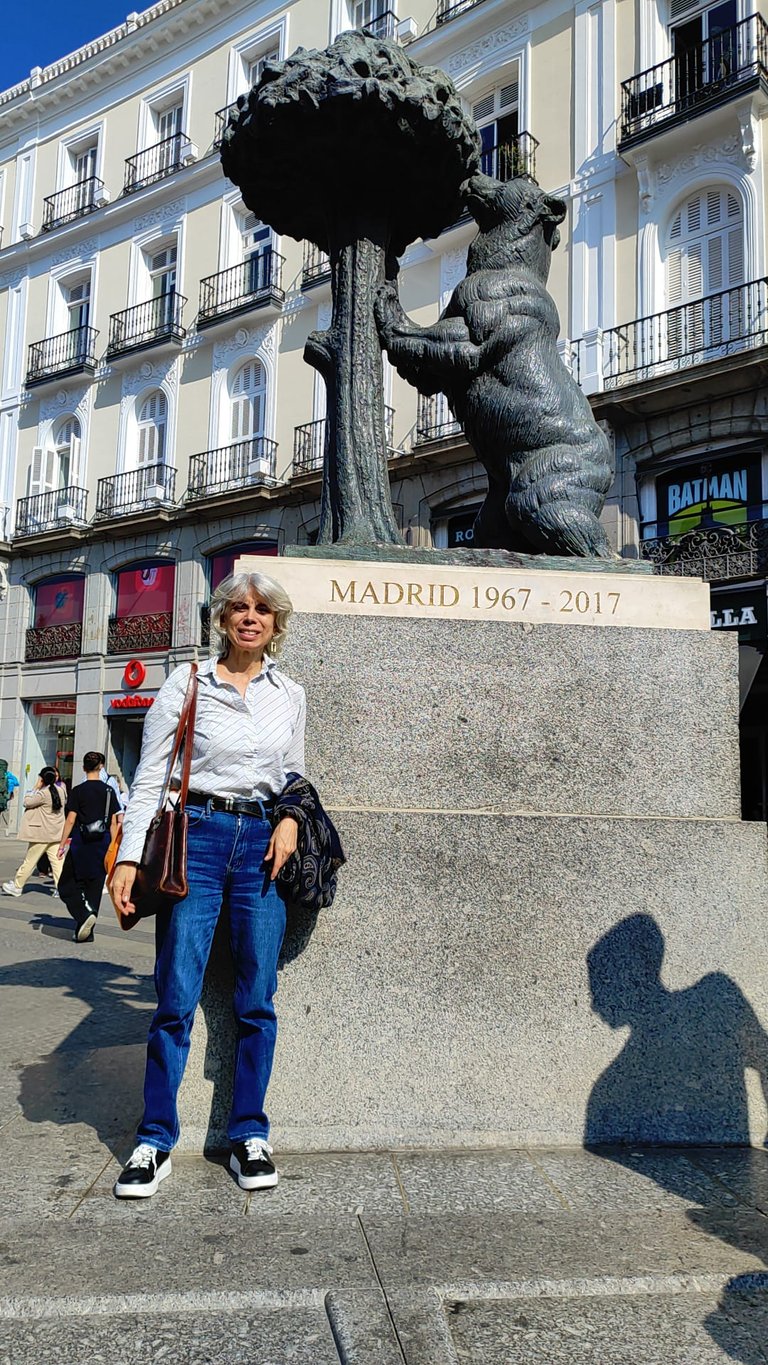 Yo frente estatua el oso y el madroño.jpg