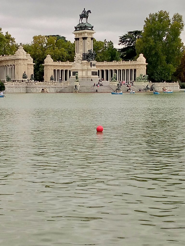 Madrid parque El Retiro lago.jpg