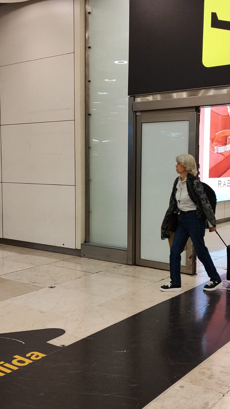 Foto mía llegando a Madrid aeropuerto Barajas.jpg