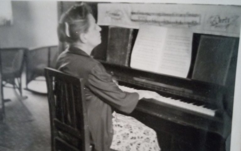 la abuela adelina tocando piano.jpg