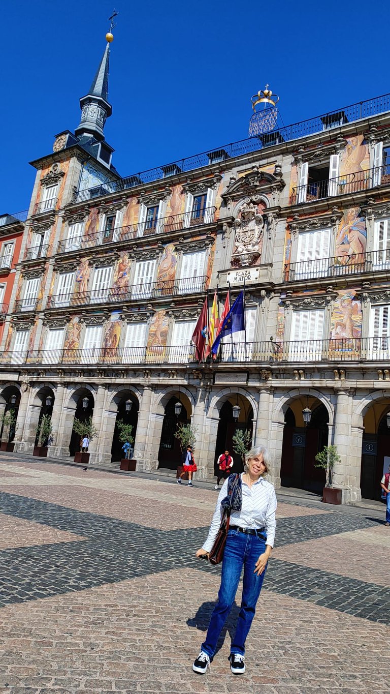 foto mía en la plaza Mayor de Madrid.jpg