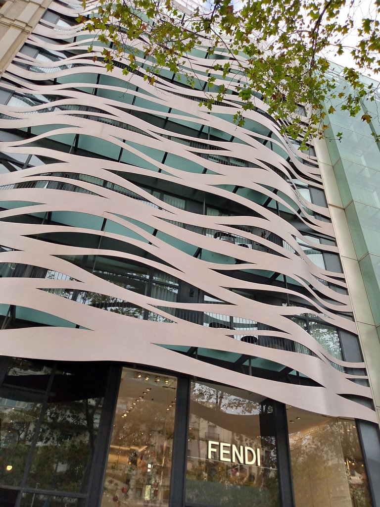 edificio moderno Barcelona.jpg