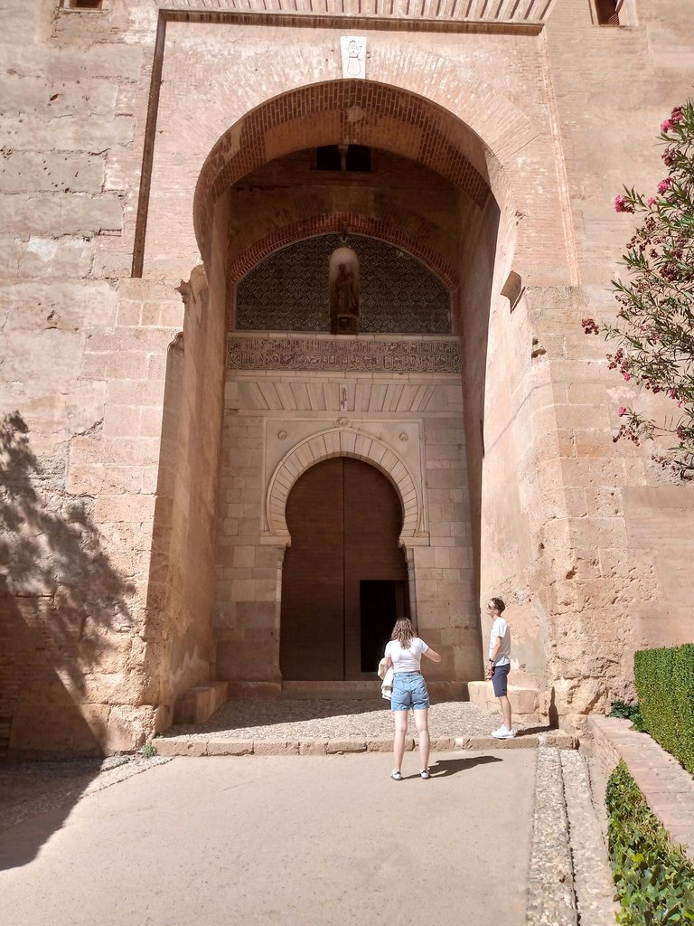 La Alhambra puerta.jpg