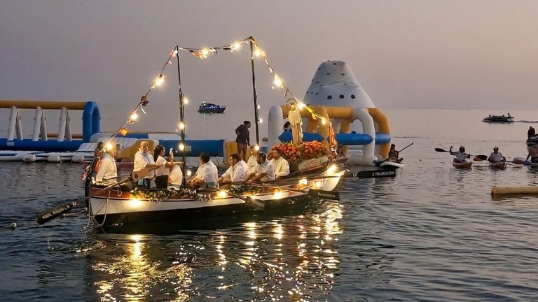 barco iluminado saliendo de la bahia.jpg
