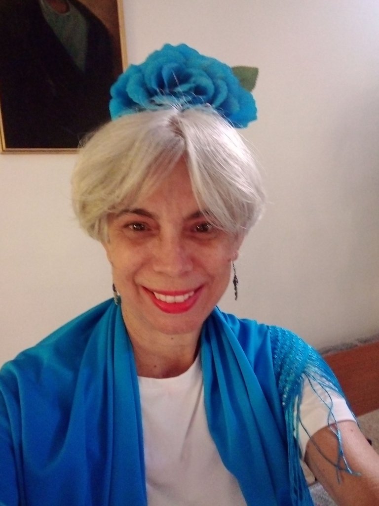 foto mía con el traje del coro Rociero.jpg