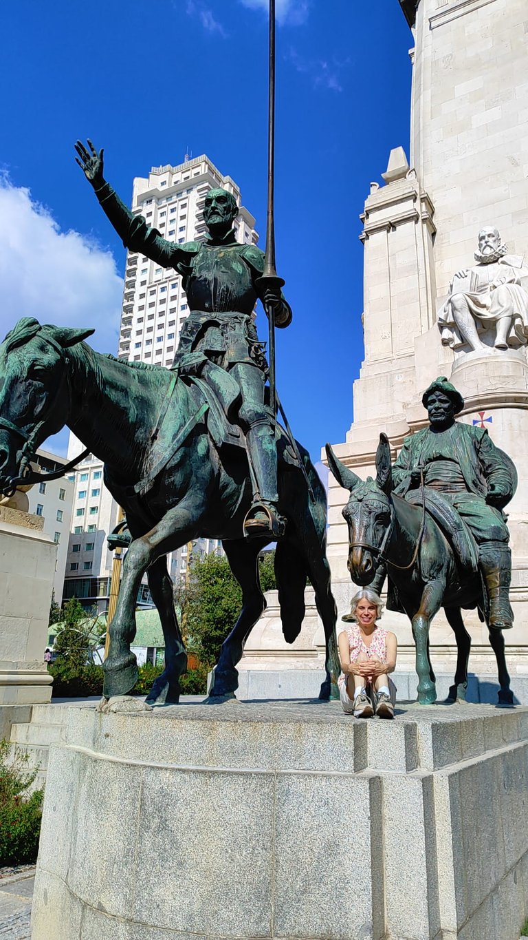 Madrid estatua El Quijote septiembre 2024.jpg