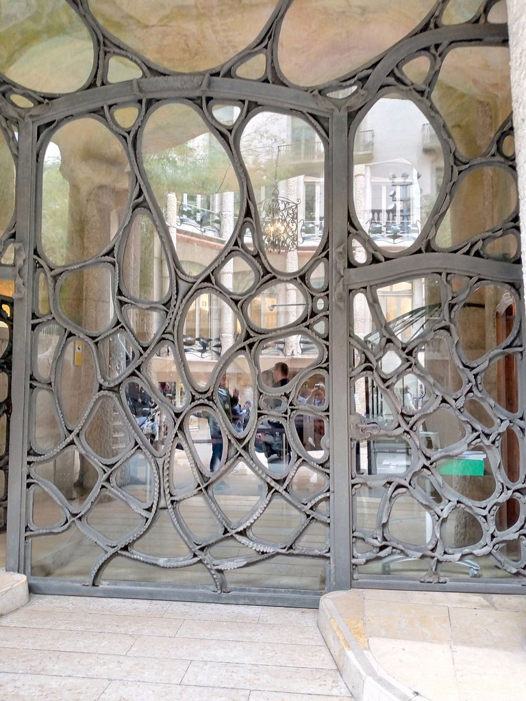 vidriera fachada La Pedrera.jpg