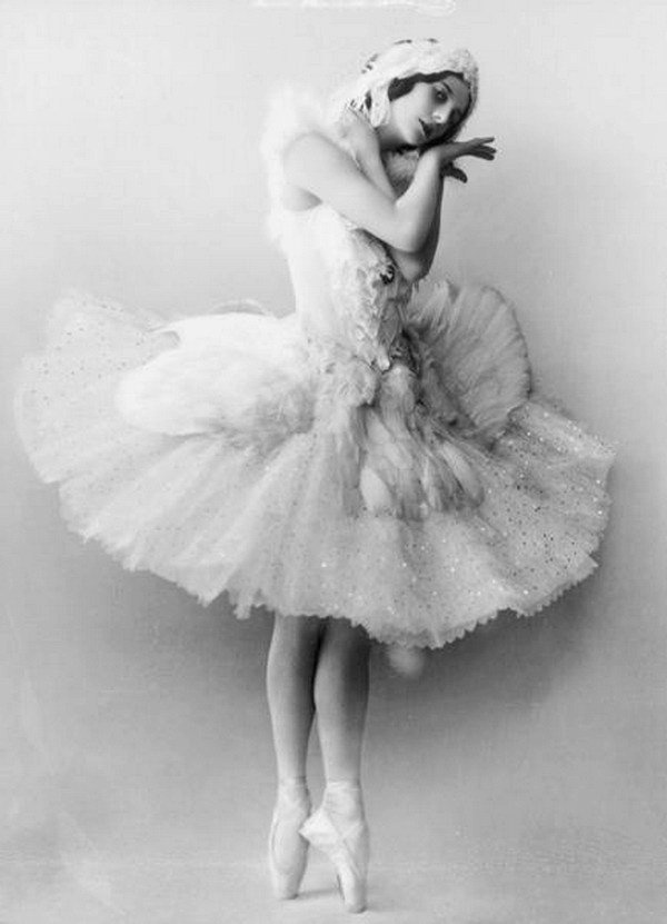 Anna_Pavlova_as_the_Dying_Swan.jpg