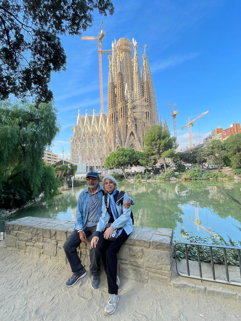 Daniel y yo sentados frente a la Sagrada Familia.jpg